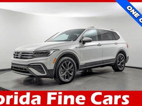 Used 2023 Volkswagen Tiguan SE w/ Panoramic Sunroof Package image 1