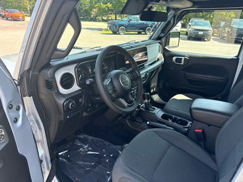 Used 2024 Jeep Wrangler Unlimited AWD/4WD image 16