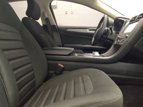 Used 2019 Ford Fusion SE FWD image 21