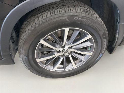 Used 2017 Toyota Highlander XLE AWD/4WD image 11