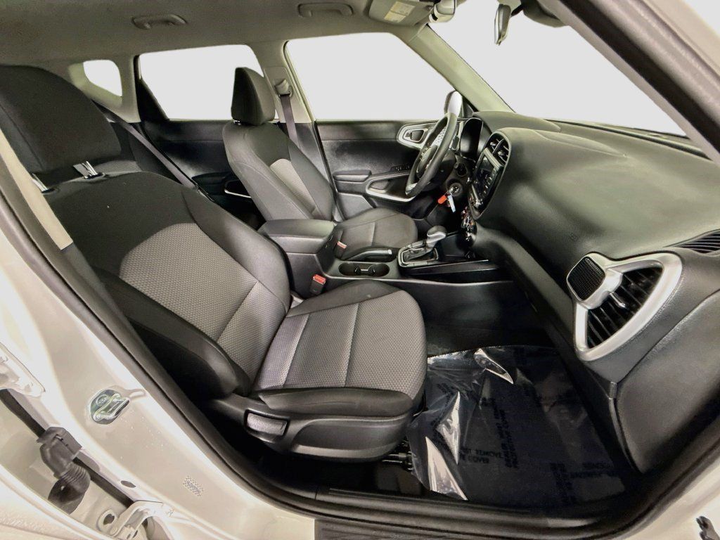 Used 2025 Kia Soul LX FWD image 27