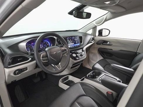 Used 2024 Chrysler Pacifica Touring-L image 12