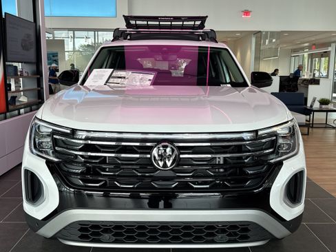 New 2026 Volkswagen Atlas Peak Edition AWD/4WD image 2