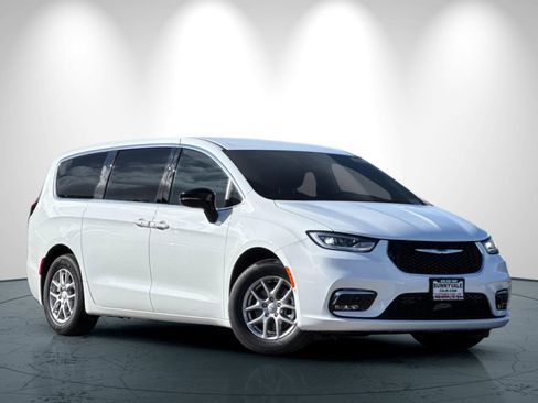 New 2026 Chrysler Pacifica Select image 2
