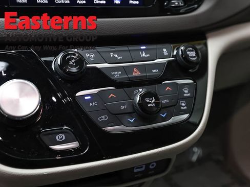 Used 2017 Chrysler Pacifica Touring-L Plus w/ Advanced Safetytec Group FWD image 20