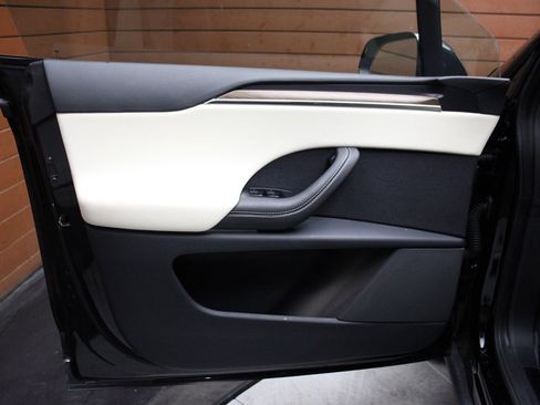 Used 2023 Tesla Model X image 42