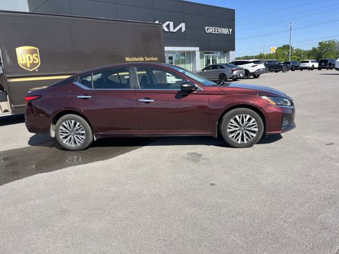 Used 2024 Nissan Altima 2.5 SV AWD/4WD image 2