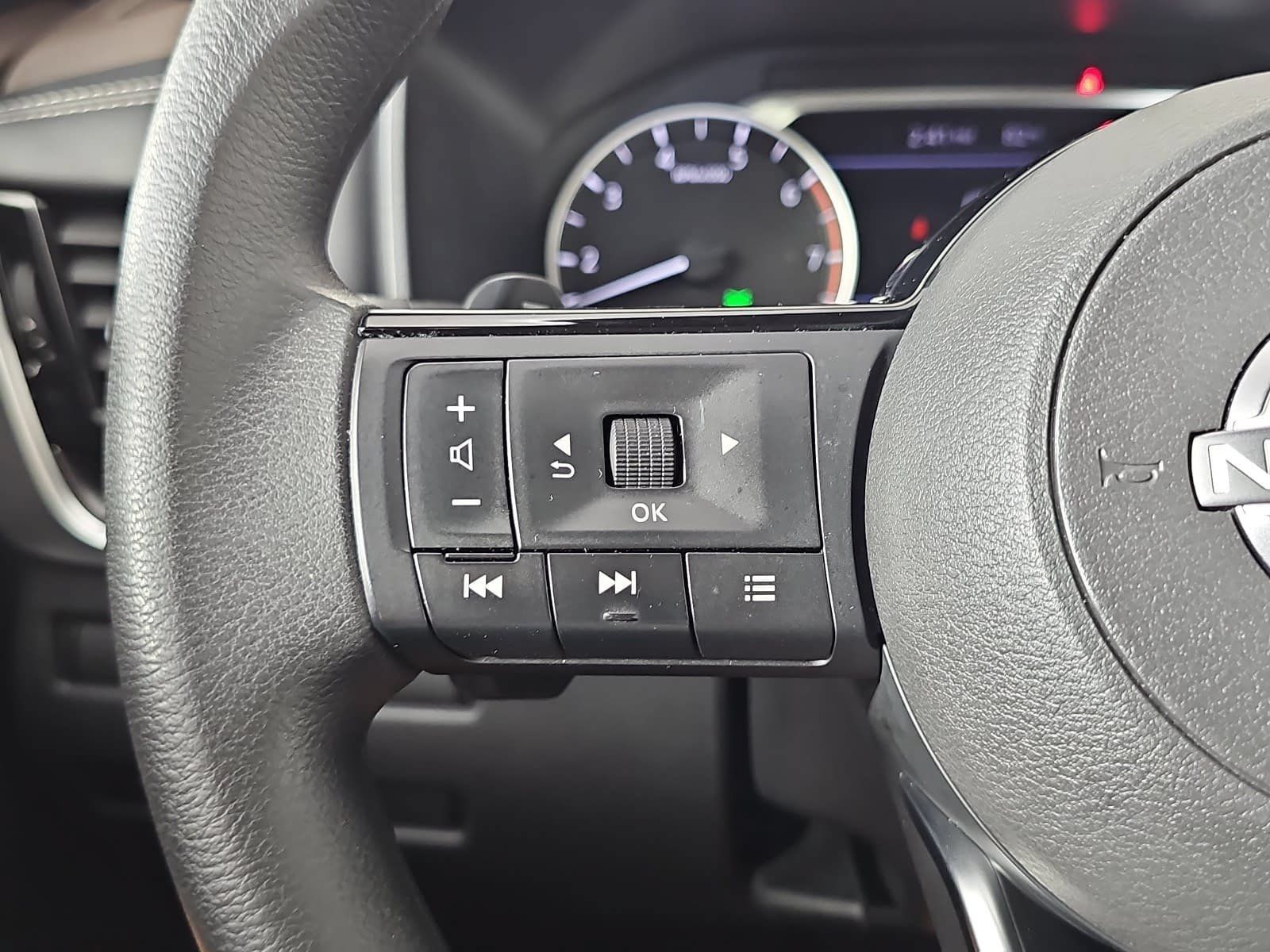 Used 2023 Nissan Rogue SV FWD image 16