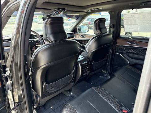 Used 2023 Jeep Grand Cherokee Summit w/ Luxury Tech Group V AWD/4WD image 13