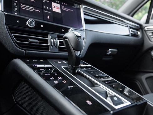 Certified 2026 Porsche Macan AWD/4WD image 27