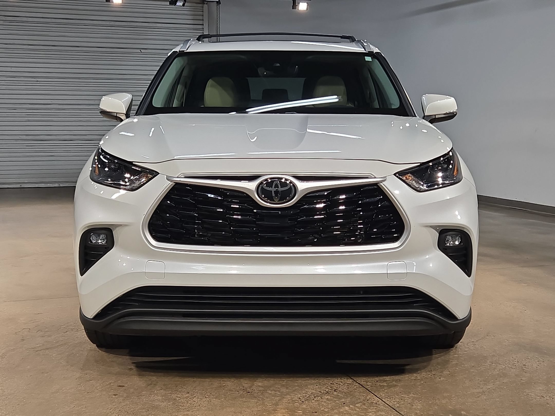 Used 2022 Toyota Highlander XLE FWD image 2
