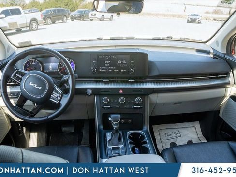 Used 2024 Kia Carnival LX image 4