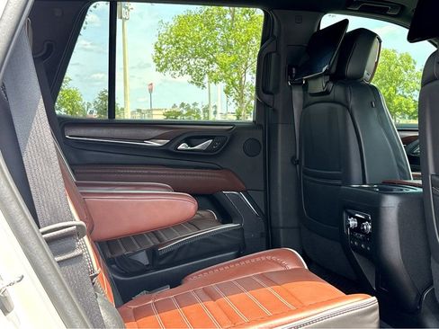 Used 2023 GMC Yukon Denali Ultimate AWD/4WD image 11