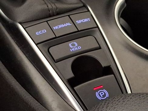 Used 2018 Toyota Camry XLE image 25