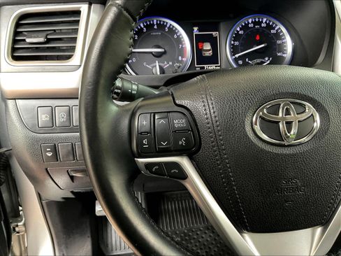 Used 2019 Toyota Highlander SE AWD/4WD image 11