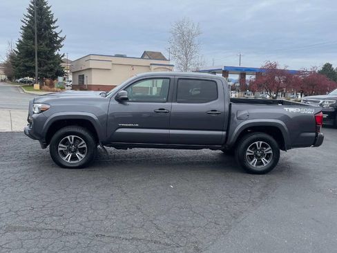Used 2018 Toyota Tacoma TRD Sport image 3