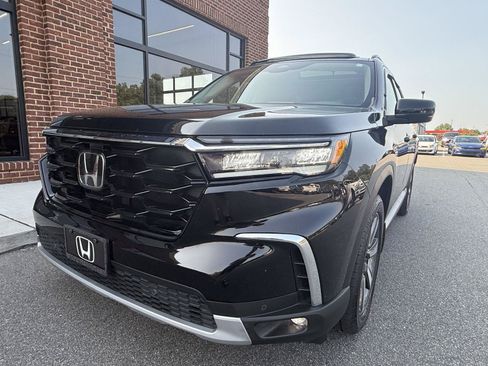 Used 2024 Honda Pilot Touring image 10
