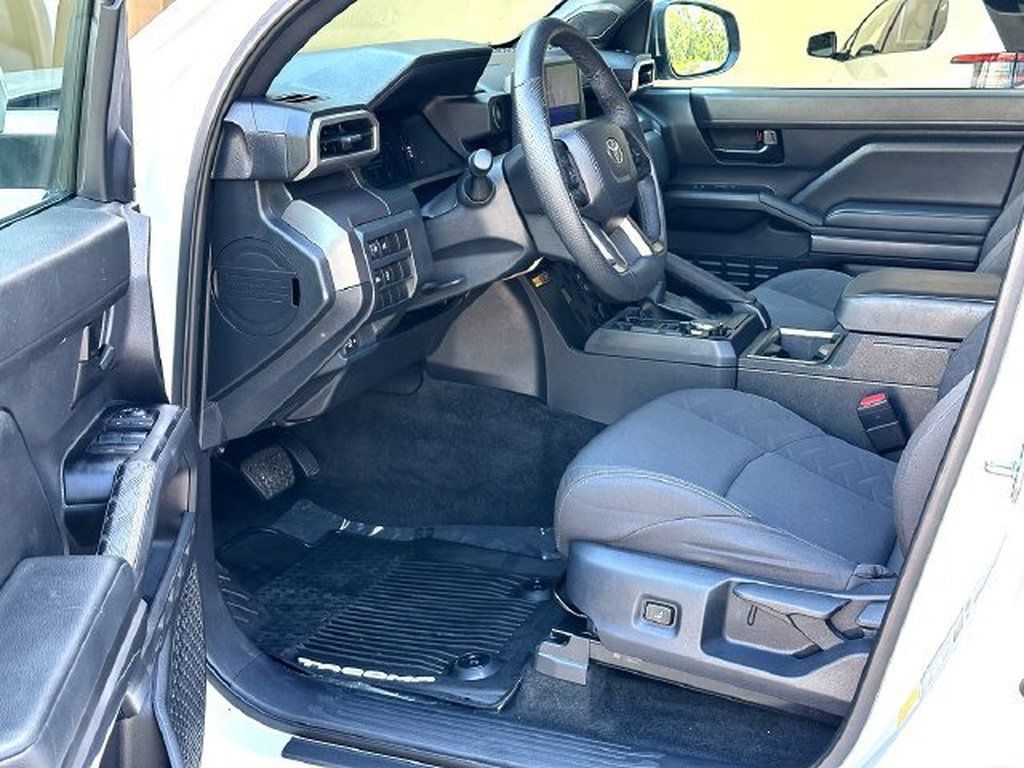 Certified 2025 Toyota Tacoma SR5 w/ SR5 Upgrade Package AWD/4WD image 10
