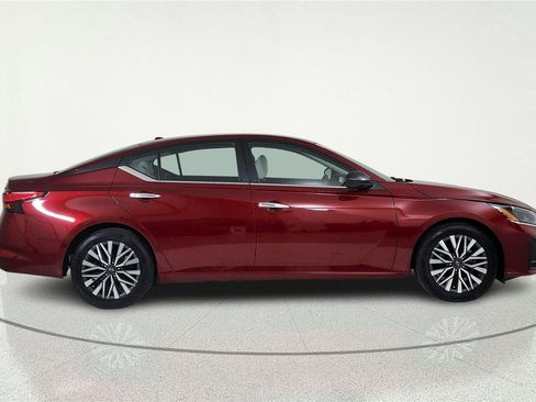 Used 2024 Nissan Altima 2.5 SV FWD image 6