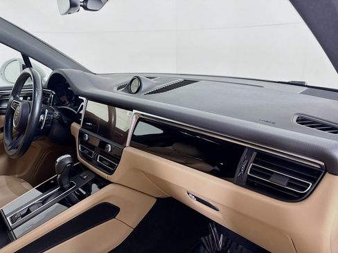 Certified 2023 Porsche Macan image 28