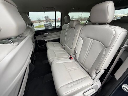 Used 2024 Jeep Wagoneer L Series II w/ Flexible Seating Group image 8