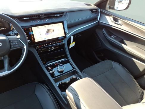 New 2026 Jeep Grand Cherokee Laredo image 11