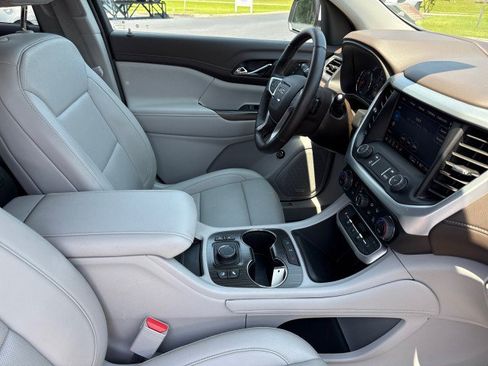 Used 2023 GMC Acadia SLT w/ Technology Package FWD image 11