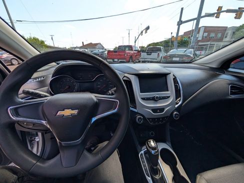 Used 2018 Chevrolet Cruze LS FWD image 20