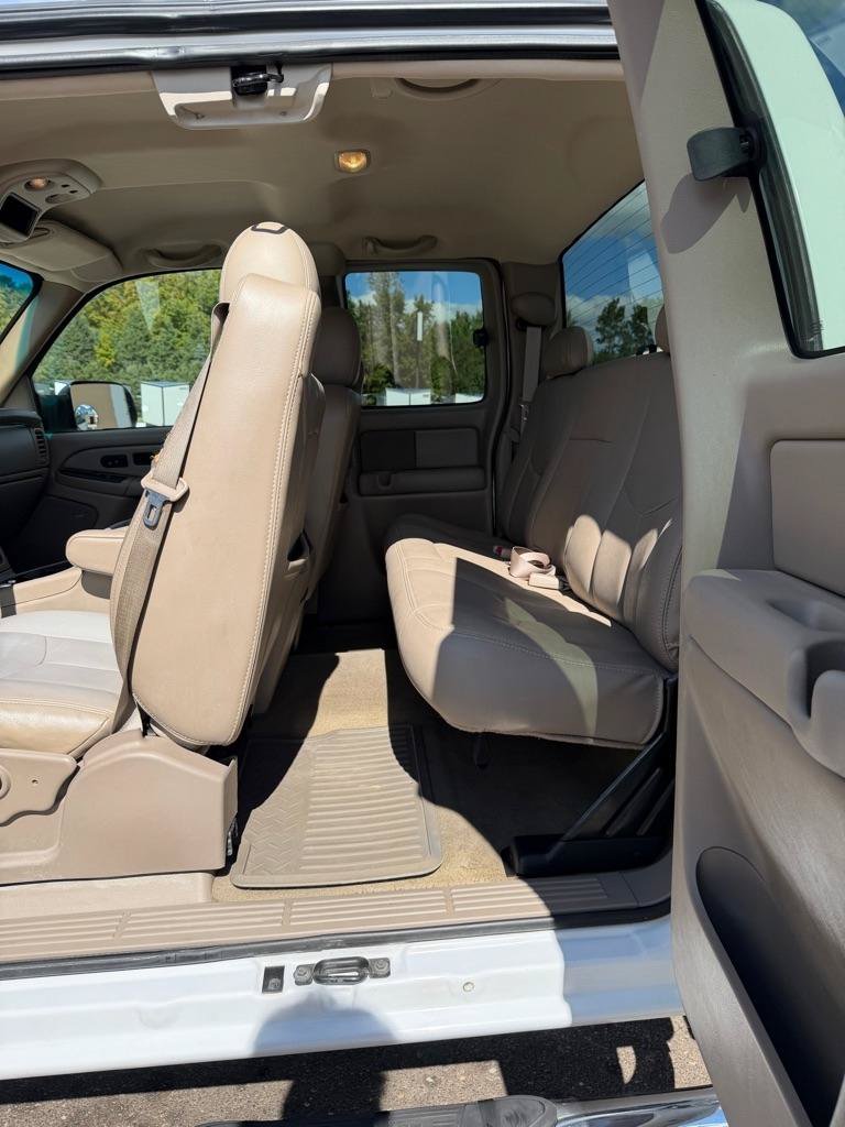 Used 2004 GMC Sierra 3500 SLT w/ Heavy-Duty Power Package AWD/4WD image 11