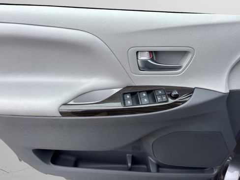 Used 2019 Toyota Sienna XLE w/ XLE Navigation Package image 21