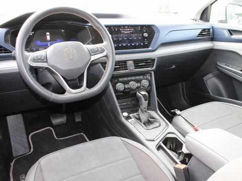 Used 2024 Volkswagen Taos SE image 4