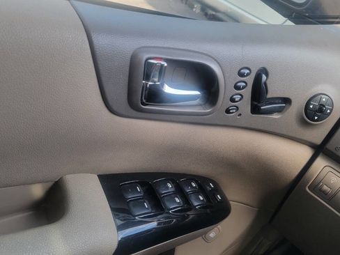 Used 2012 Kia Sedona EX w/ Luxury Pkg FWD image 16