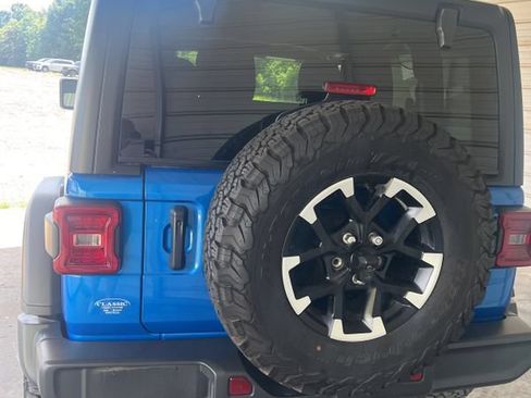 Used 2024 Jeep Wrangler Rubicon w/ Convenience Group AWD/4WD image 10