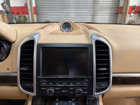 Used 2016 Porsche Cayenne image 17