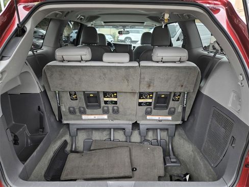 Used 2017 Toyota Sienna XLE image 32