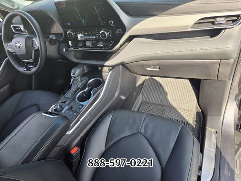 Used 2025 Toyota Highlander Platinum image 20