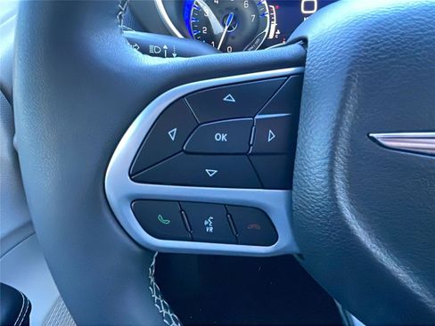 Used 2023 Chrysler Pacifica Touring-L image 20