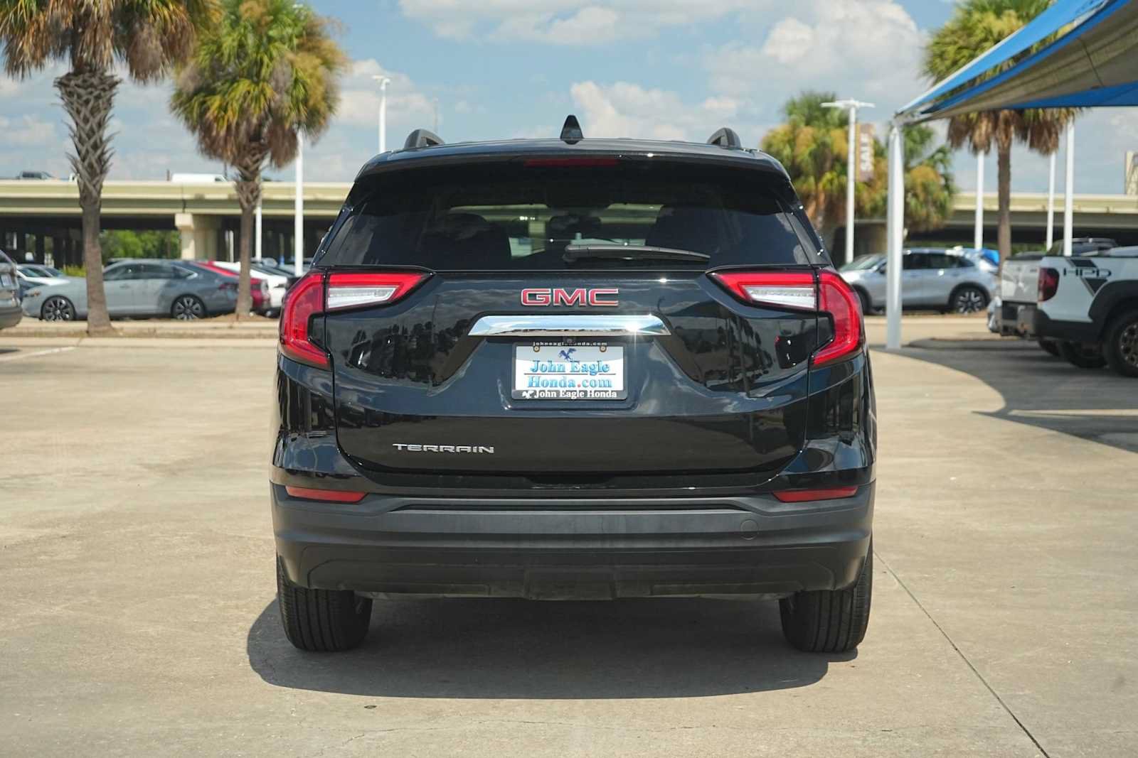 Used 2024 GMC Terrain SLE w/ Driver Convenience Package FWD image 5