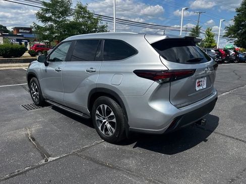 Certified 2024 Toyota Highlander XLE AWD/4WD image 3