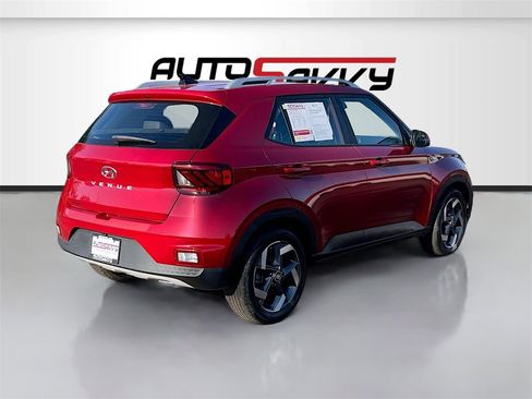 Used 2022 Hyundai Venue Limited image 7