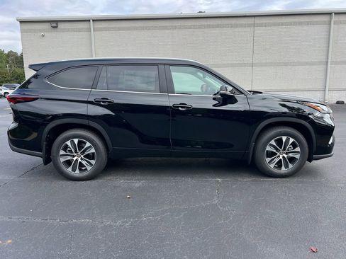 New 2025 Toyota Highlander XLE FWD image 2