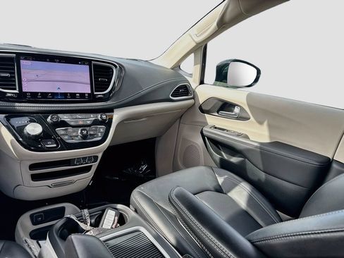 Used 2024 Chrysler Pacifica Limited FWD image 22