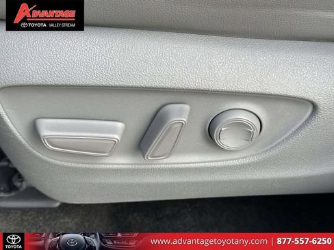 Used 2023 Toyota Highlander XLE AWD/4WD image 23