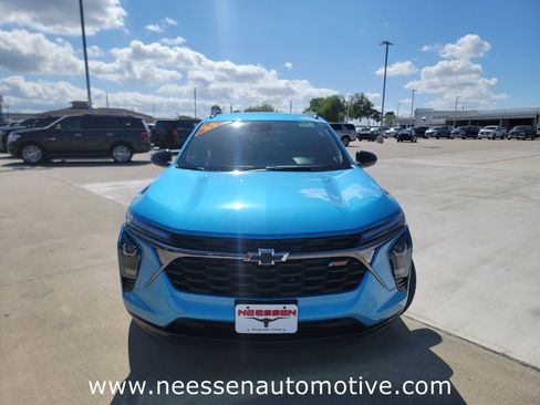 Used 2025 Chevrolet Trax RS w/ Driver Confidence Package image 2