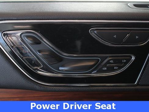 Used 2019 Lincoln Navigator Select image 4