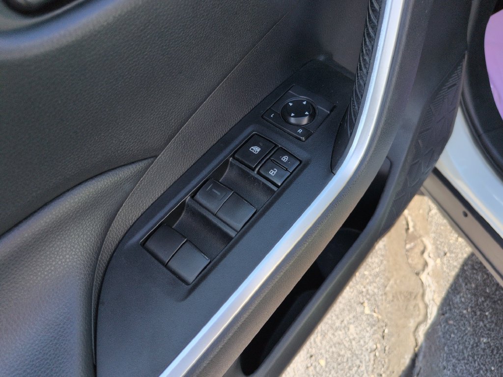Used 2021 Toyota RAV4 LE AWD/4WD image 11