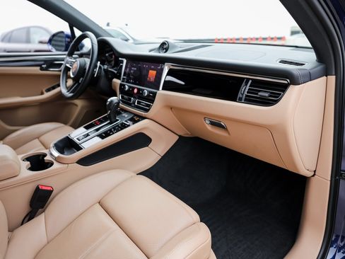 Certified 2023 Porsche Macan image 28