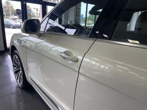 Used 2022 Bentley Bentayga AWD/4WD image 14