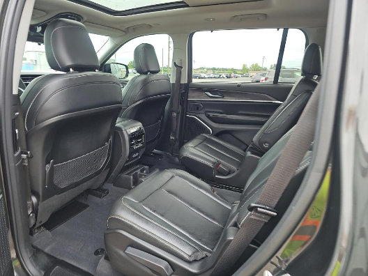Used 2023 Jeep Grand Cherokee L Limited w/ Luxury Tech Group II AWD/4WD image 10