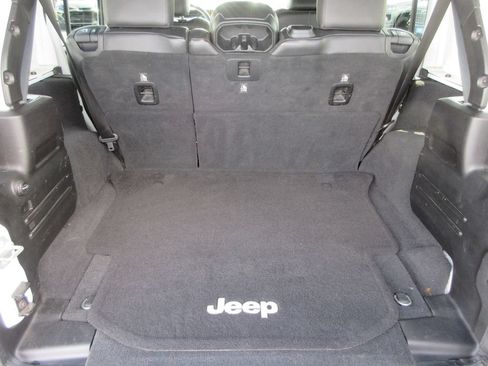 Used 2018 Jeep Wrangler Unlimited Sahara AWD/4WD image 12